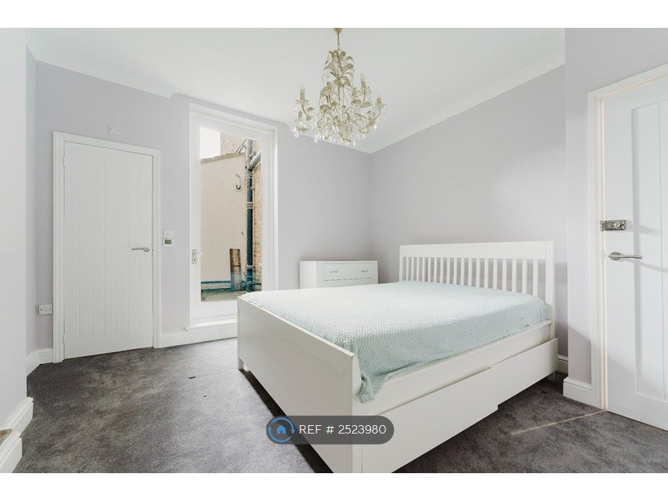 Property photo 2 of 10 En Suite Double Bedroom