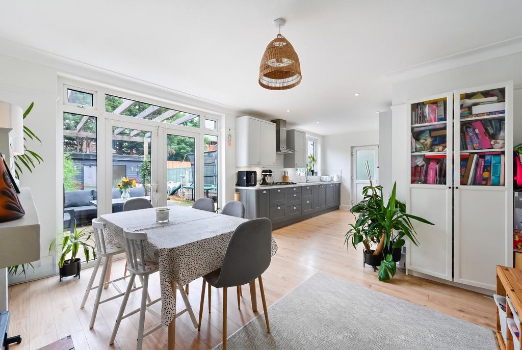 Property photo 3 of 21 Gosfield Road
