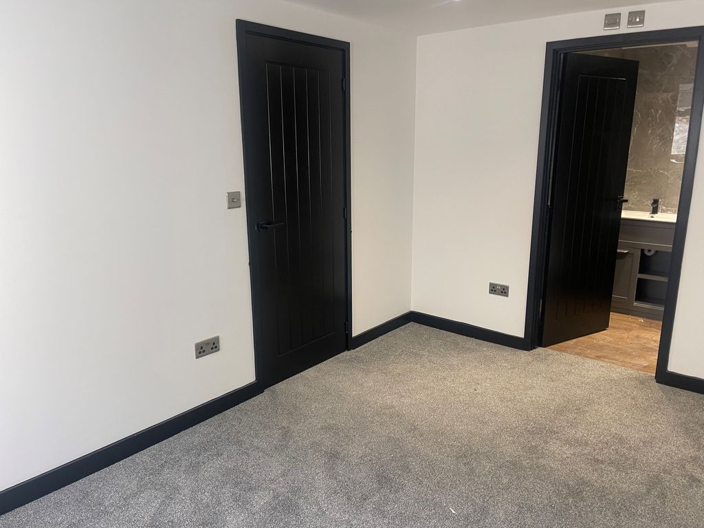 Property photo 3 of 5 Flat 1, 49-51 Regent Street, Swindon, Sn1 1Js