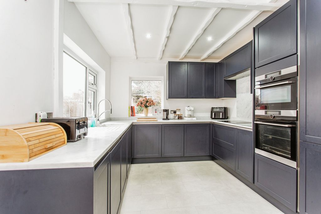 Property photo 3 of 17 Kitchen