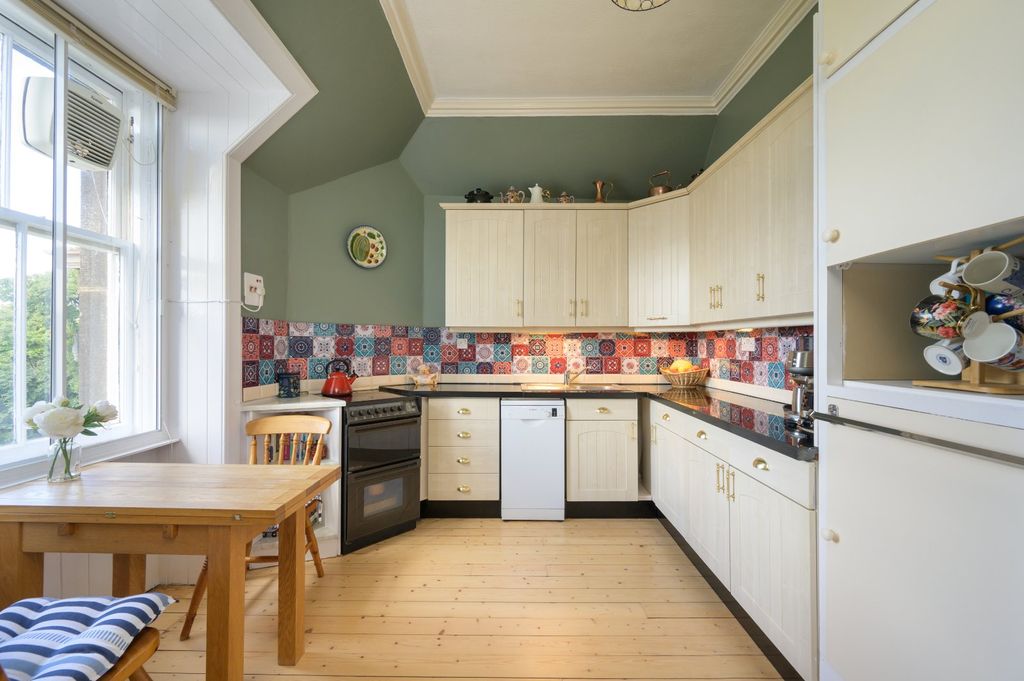 Property photo 3 of 19 Kitchen