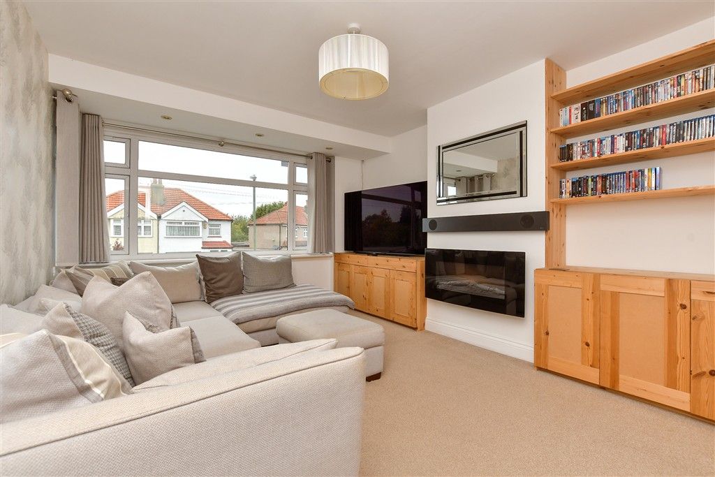 Property photo 2 of 9 Lounge