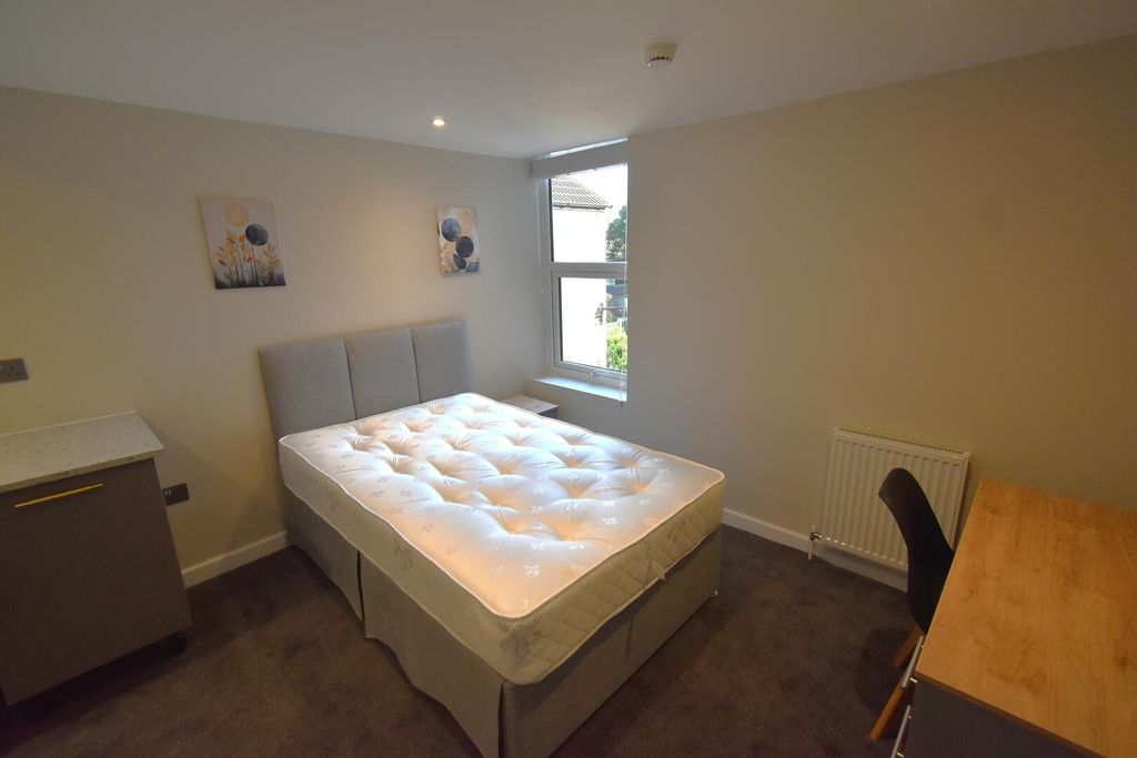 Property photo 2 of 8 Bedroom