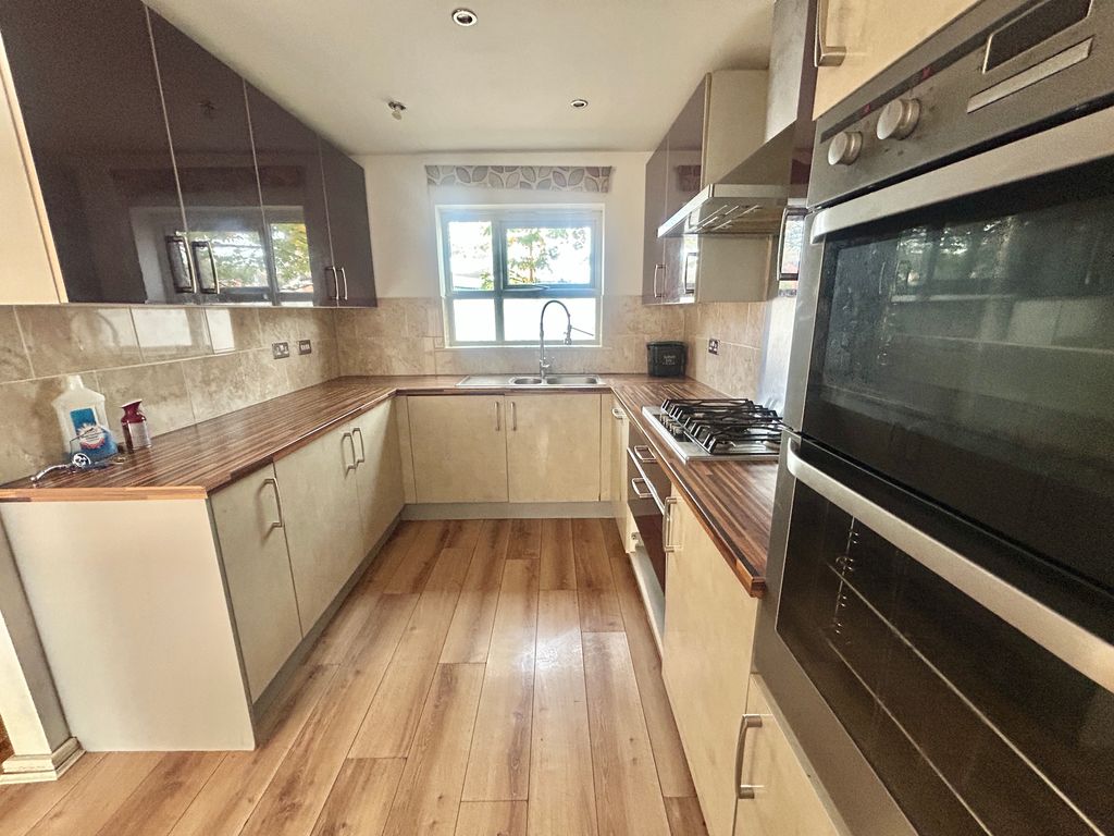 Property photo 3 of 9 Kitchen