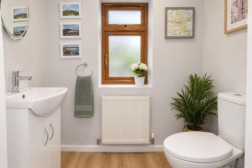 Property photo 3 of 16 wc.Jpg