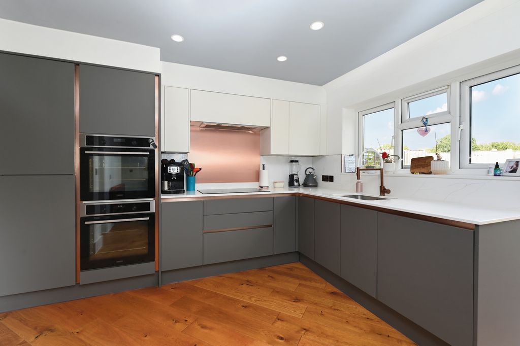 Property photo 3 of 9 28 Darby Green Lane (9)