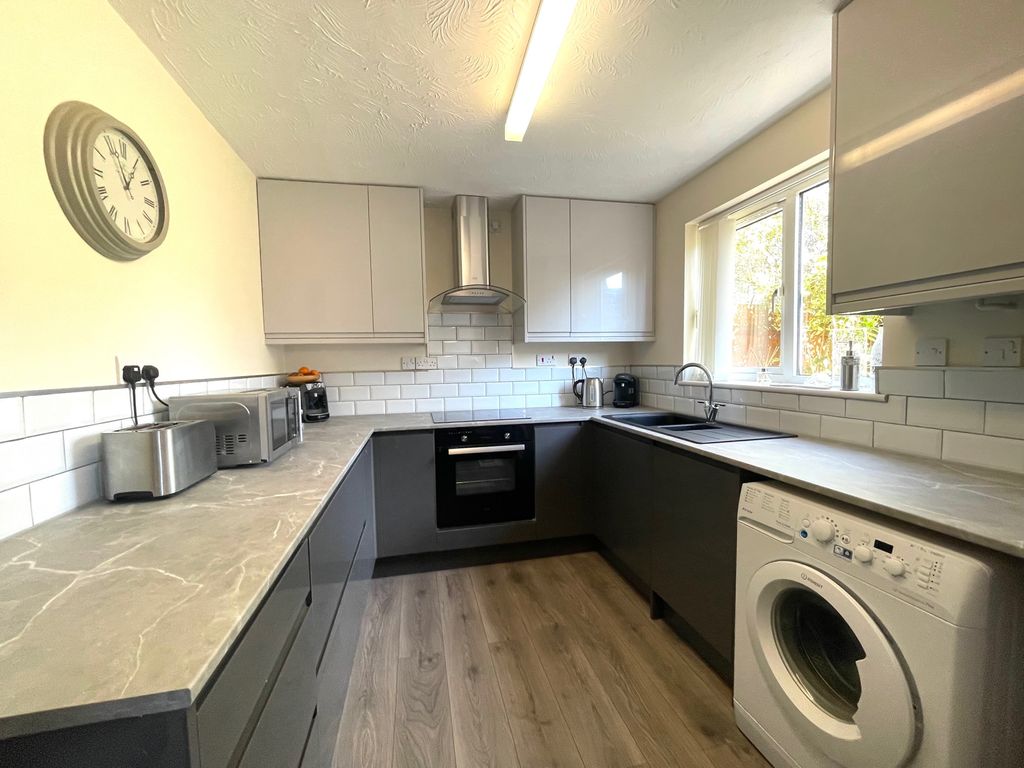 Property photo 3 of 6 Kitchen