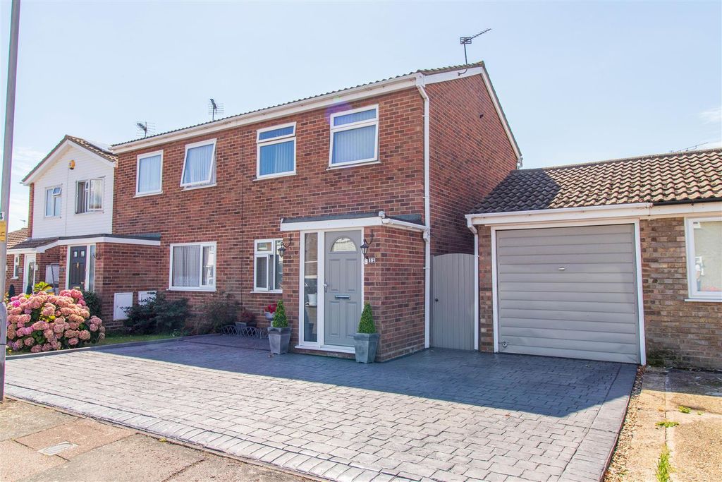 Property photo 1 of 20 Gilders Front.Jpg