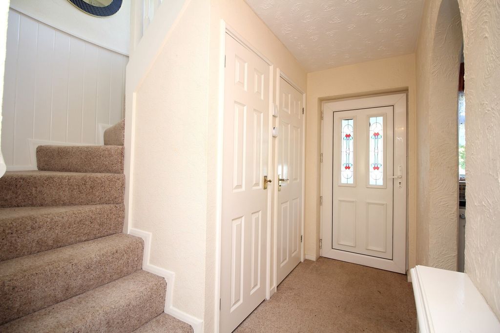 Property photo 2 of 16 Hallway