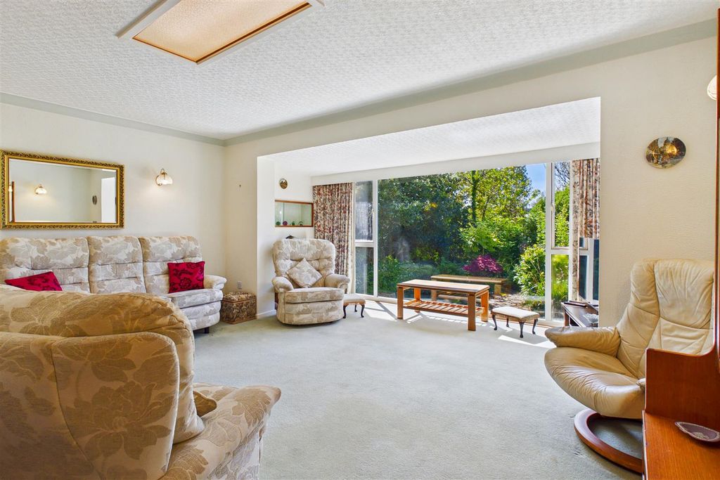 Property photo 2 of 21 Lounge.