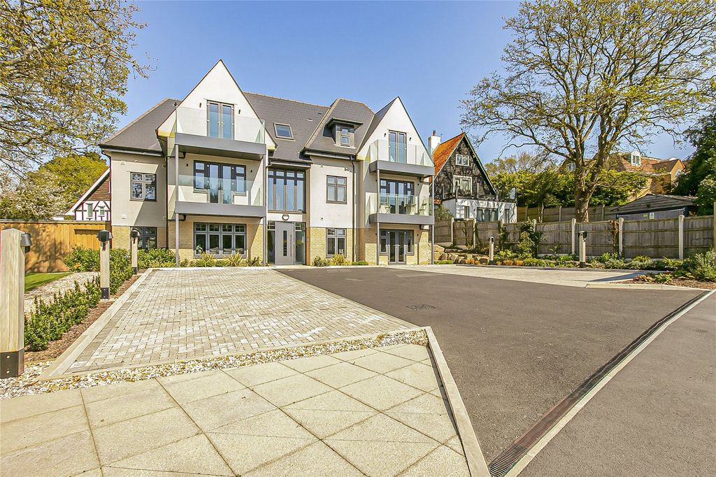 Property photo 2 of 10 Danecourt Road