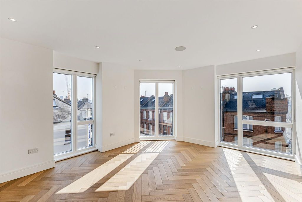 Property photo 1 of 20 104848_Flat 16 London House 100 New Kings Road (17