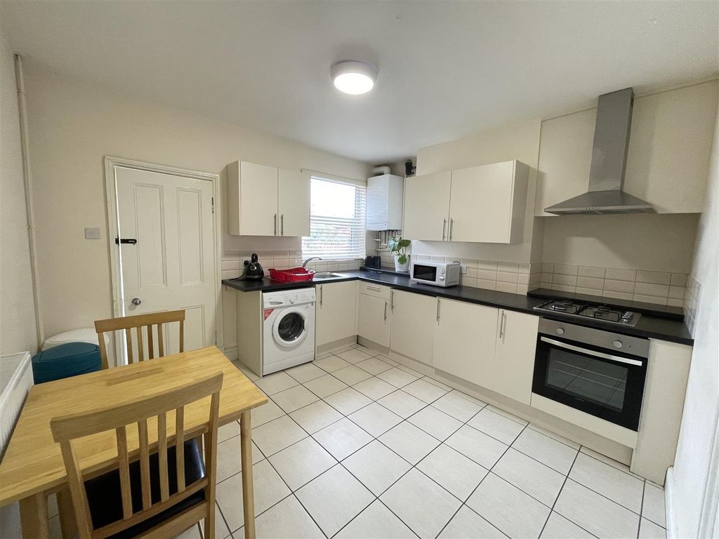 Property photo 2 of 7 Kitchen