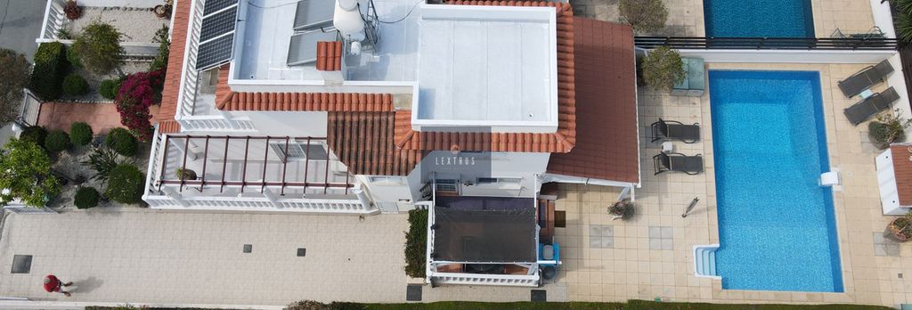 Property photo 2 of 28