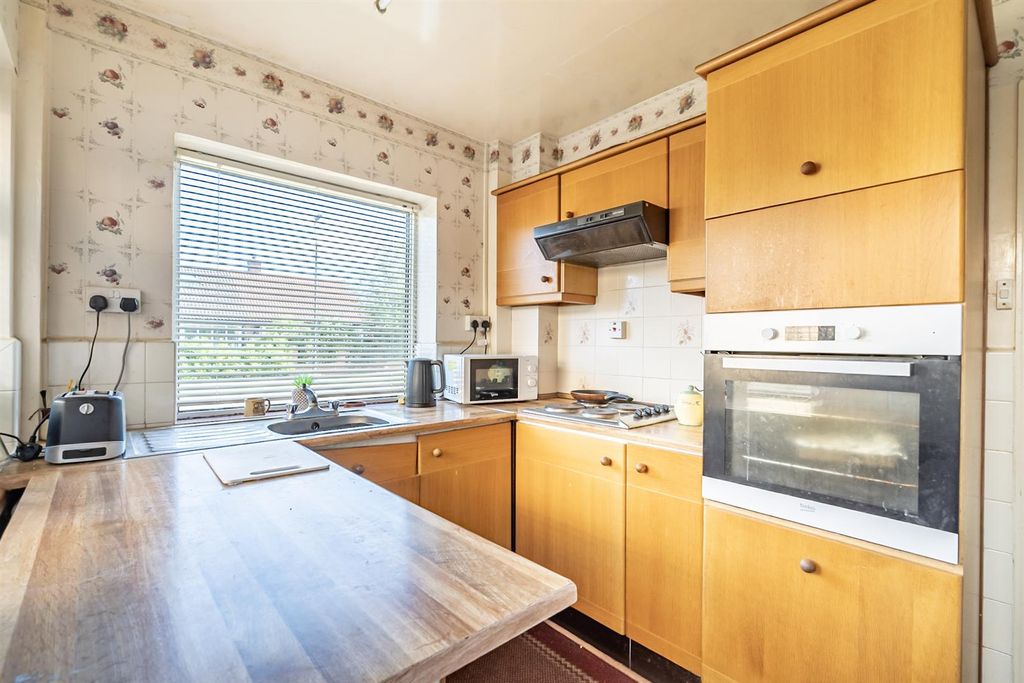 Property photo 3 of 10 Kitchen