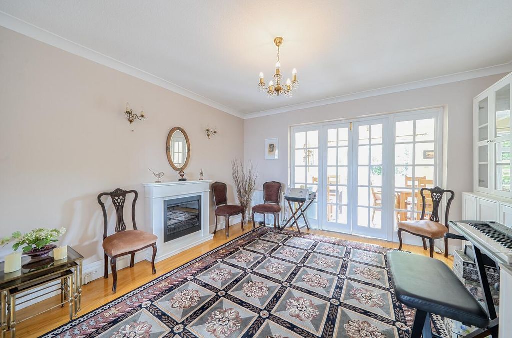 Property photo 3 of 10 Davidson Frost-Wellings, Dfw, Clarendon Gardens, R