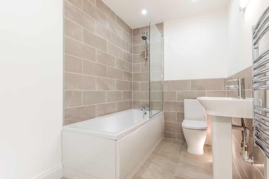 Property photo 3 of 10 Bathroom