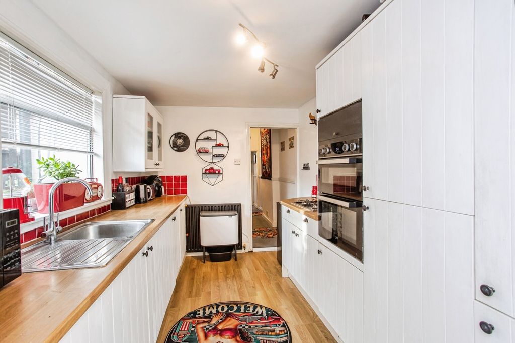 Property photo 3 of 17 Kitchen