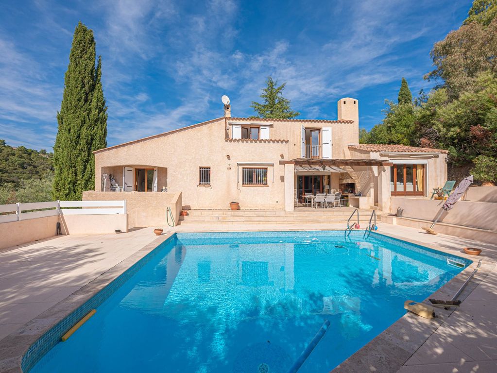 Property photo 1 of 17 Provençal Villa With Great Potential Les Issambres