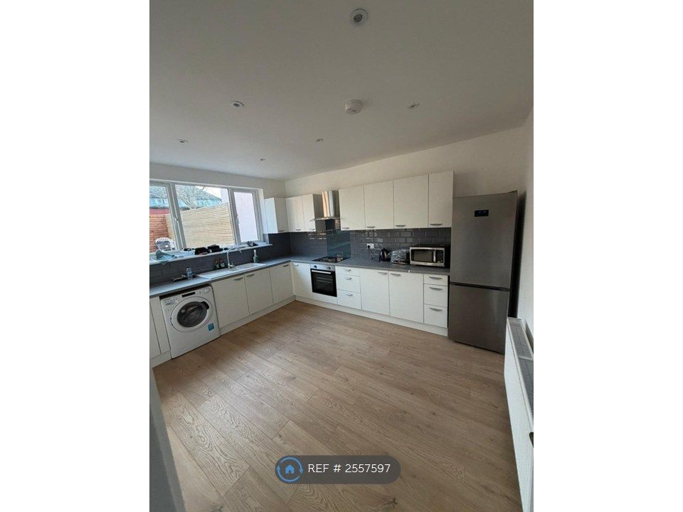 Property photo 1 of 21 Shared Kitchen