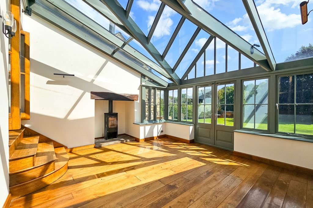 Property photo 2 of 33