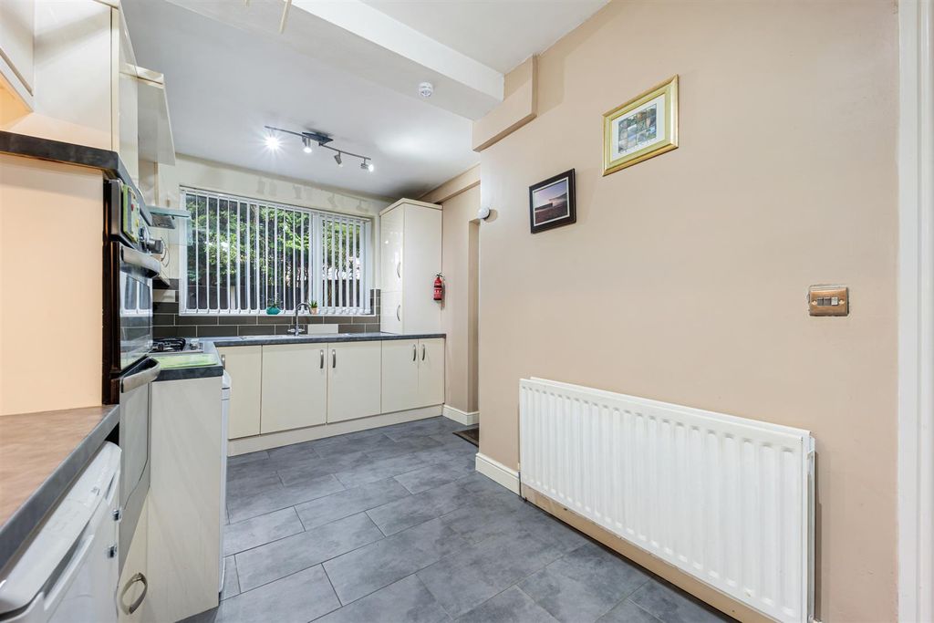 Property photo 3 of 14 6 Willis Lane Kitchen 2.Jpg