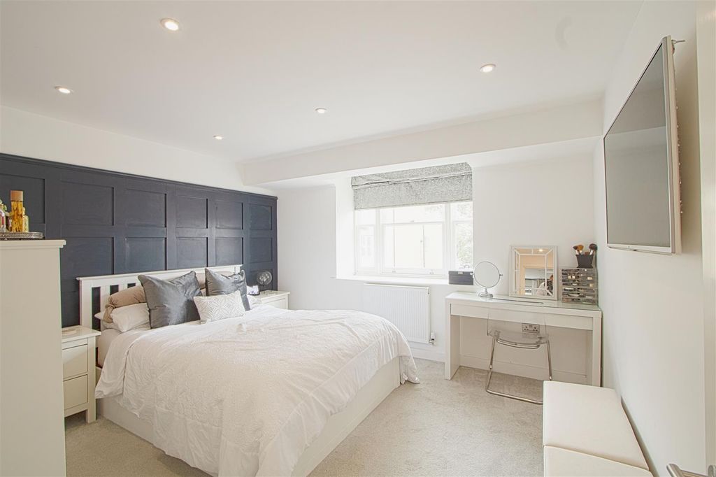 Property photo 1 of 11 Bedroom.Jpg
