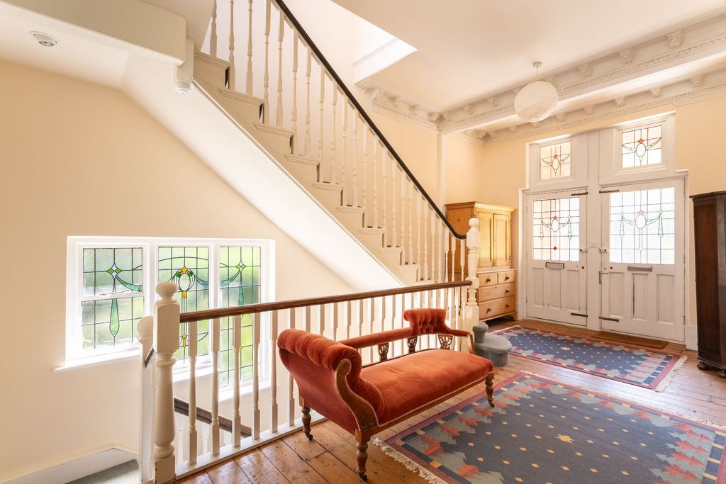 Property photo 2 of 28