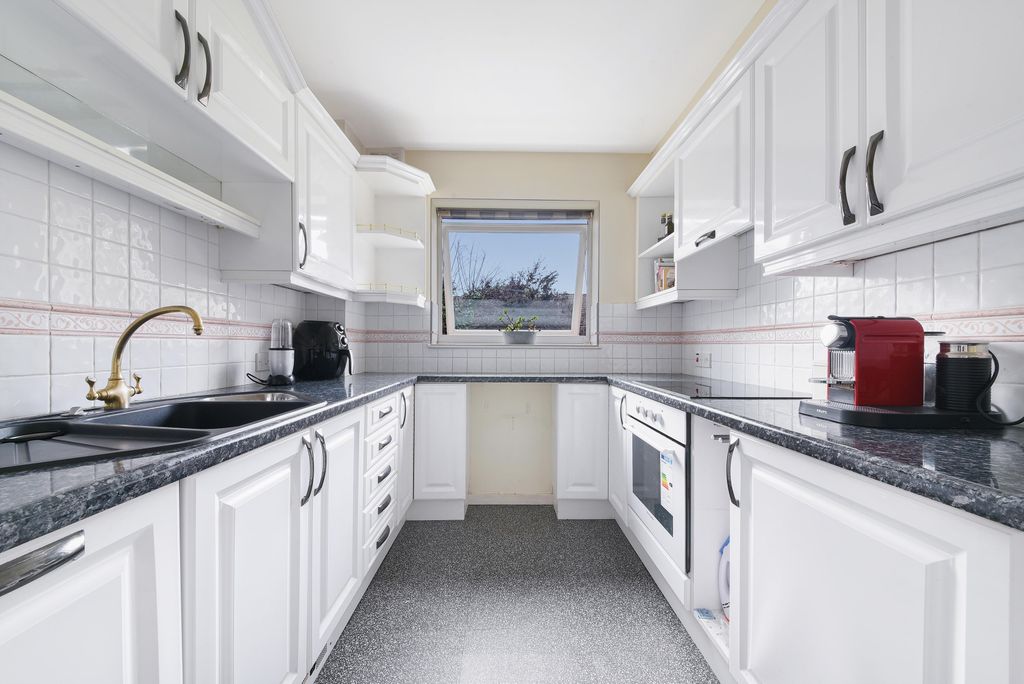 Property photo 3 of 9 Kitchen