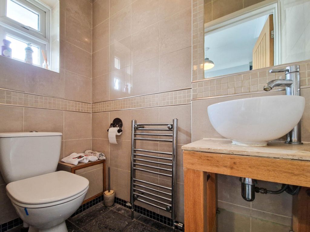 Property photo 3 of 31 Guest W.c