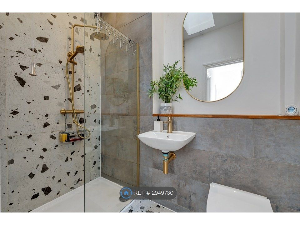 Property photo 2 of 8 Bathroom