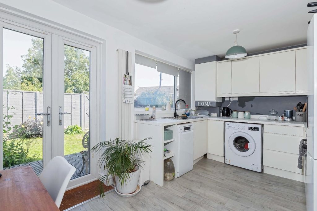 Property photo 3 of 18 Shadwells Close_10.Jpg