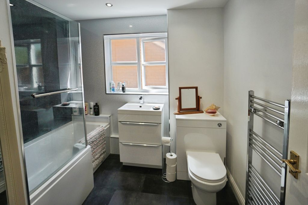 Property photo 3 of 19 Bathroom