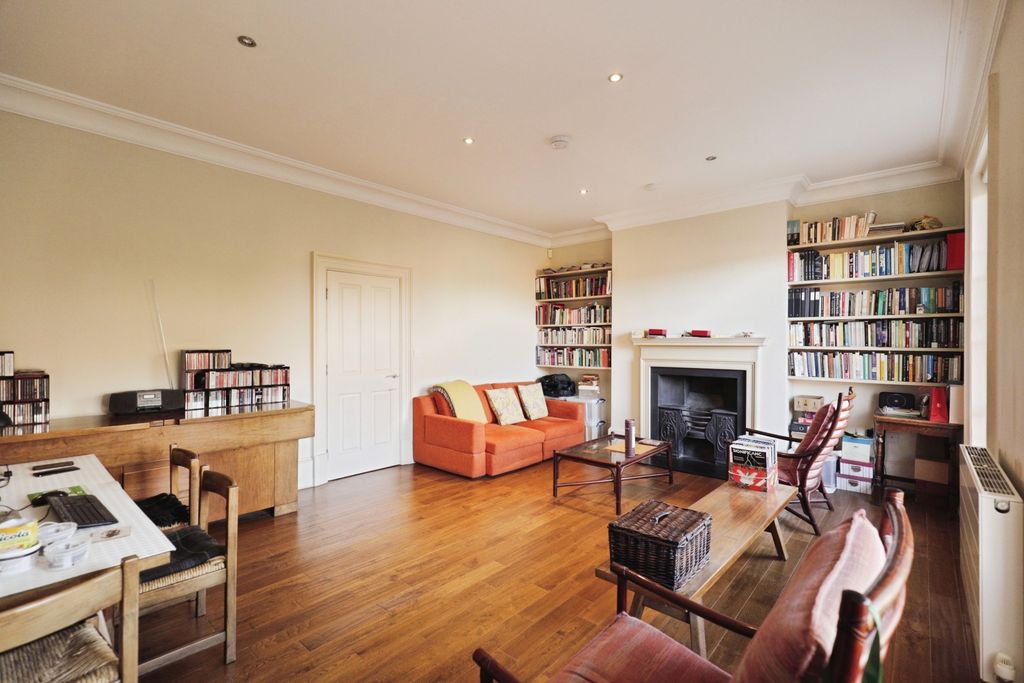 Property photo 2 of 7 Lounge (1)