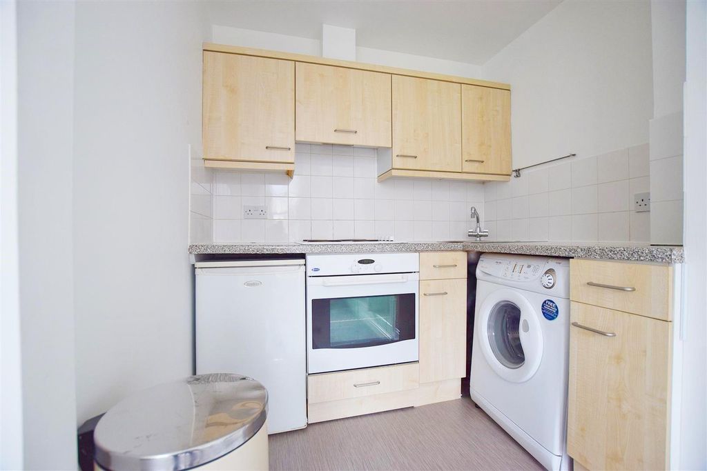 Property photo 3 of 6 Kitchen_Inpixio.Jpg