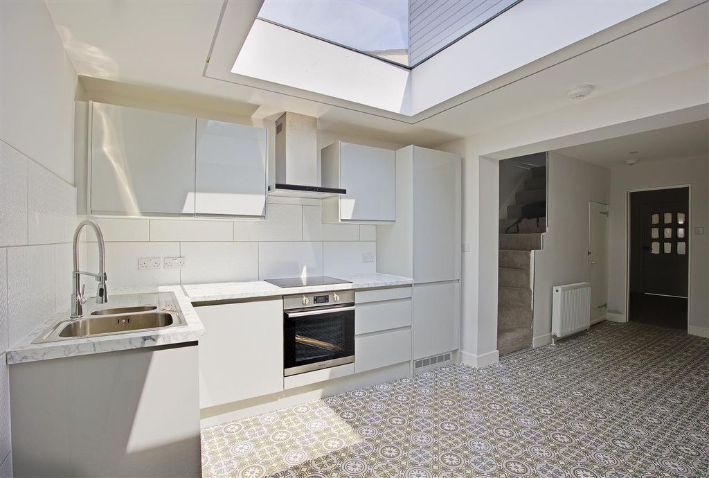 Property photo 2 of 10 Kitchen
