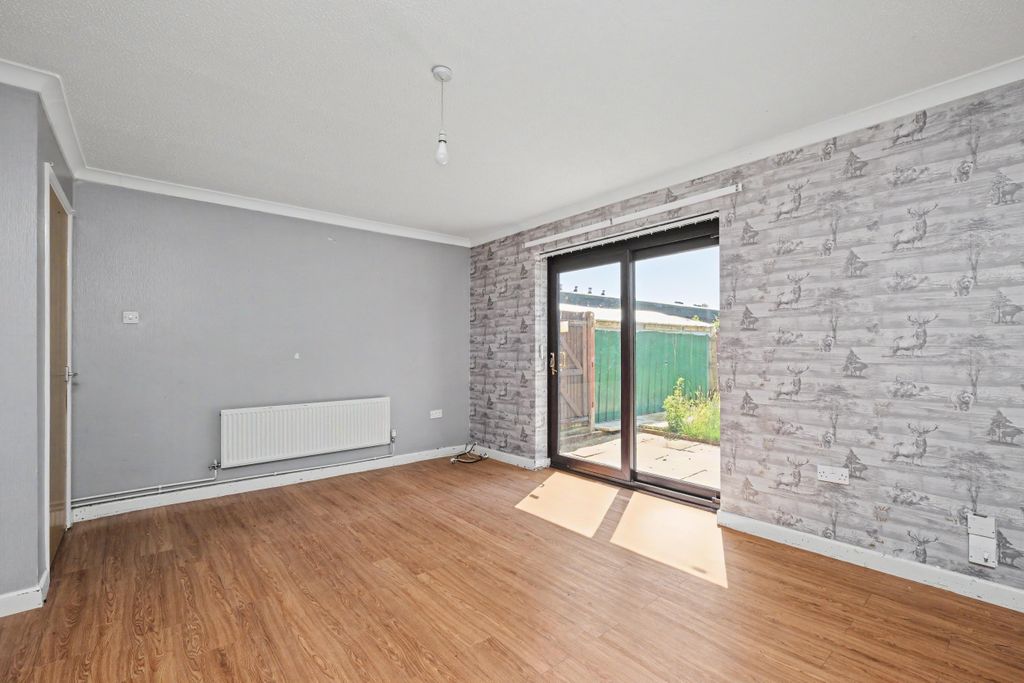Property photo 3 of 15 5 Guttmann Road, Aylesbury, Buckinghamshire, Hp21 9Pa