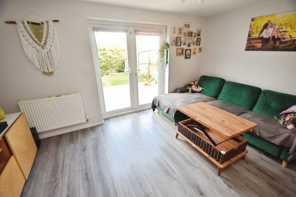 Property photo 3 of 12 2Aeced7c-Lounge 201