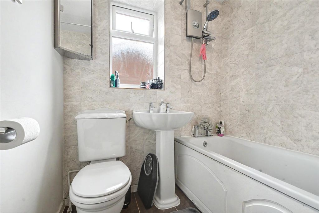 Property photo 3 of 10 Bathroom.Jpeg