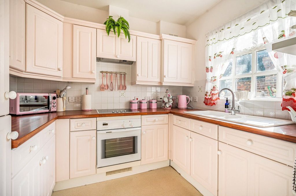 Property photo 3 of 8 Kitchen