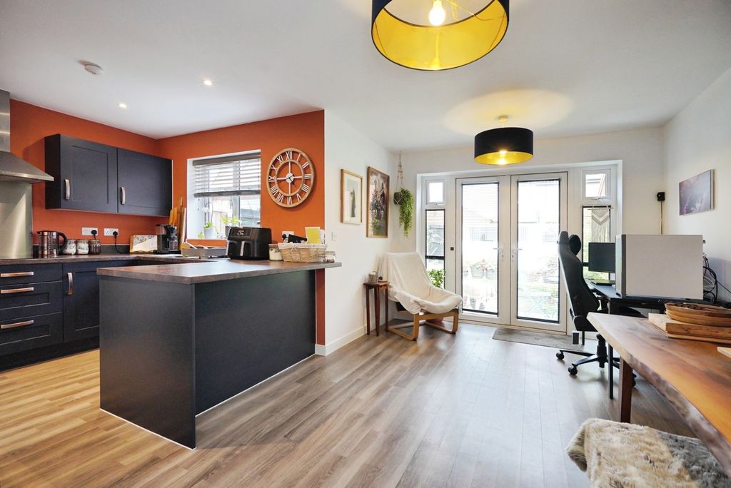 Property photo 3 of 18 Pbox-Img.Jpg