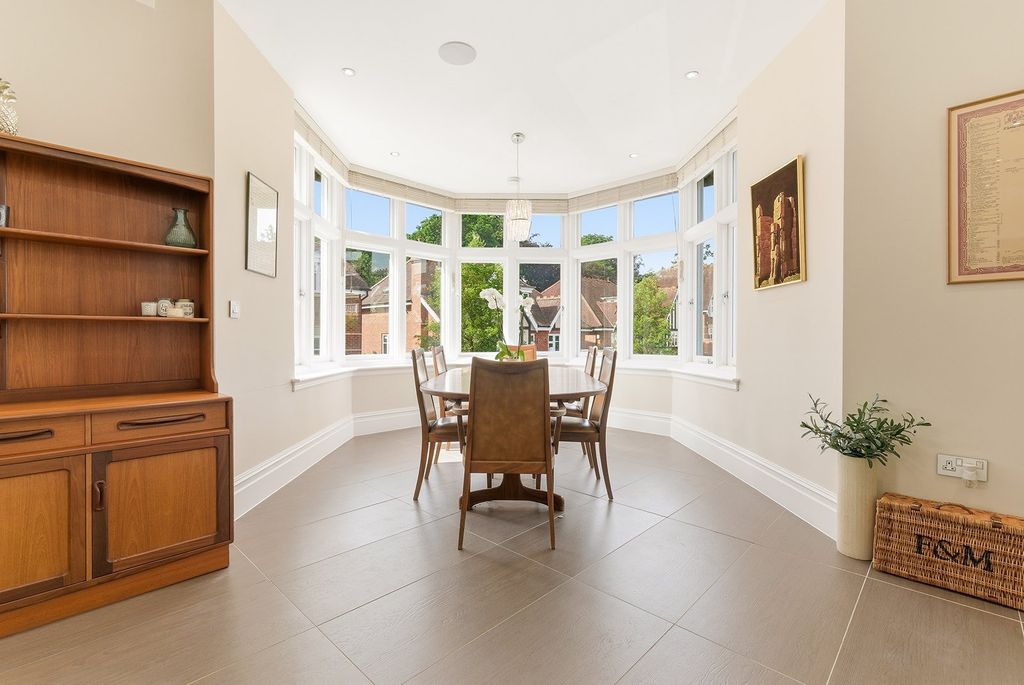 Additional image 9 of 3 bed flat for saleQueen Elizabeth Crescent, Beaconsfield, Buckinghamshire HP9