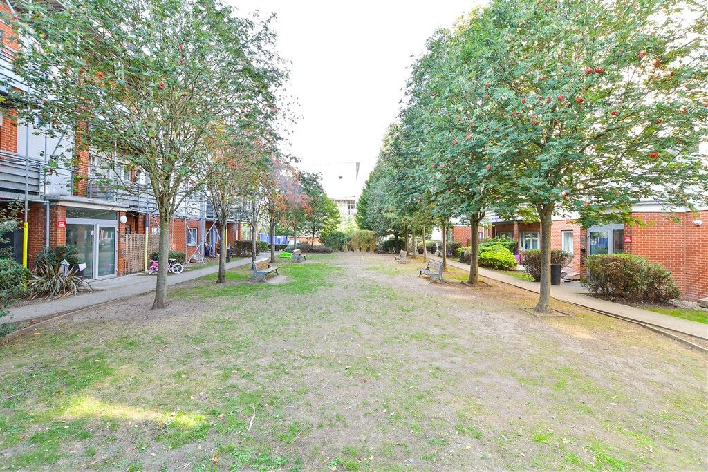 Property photo 2 of 7 Communal Gardens