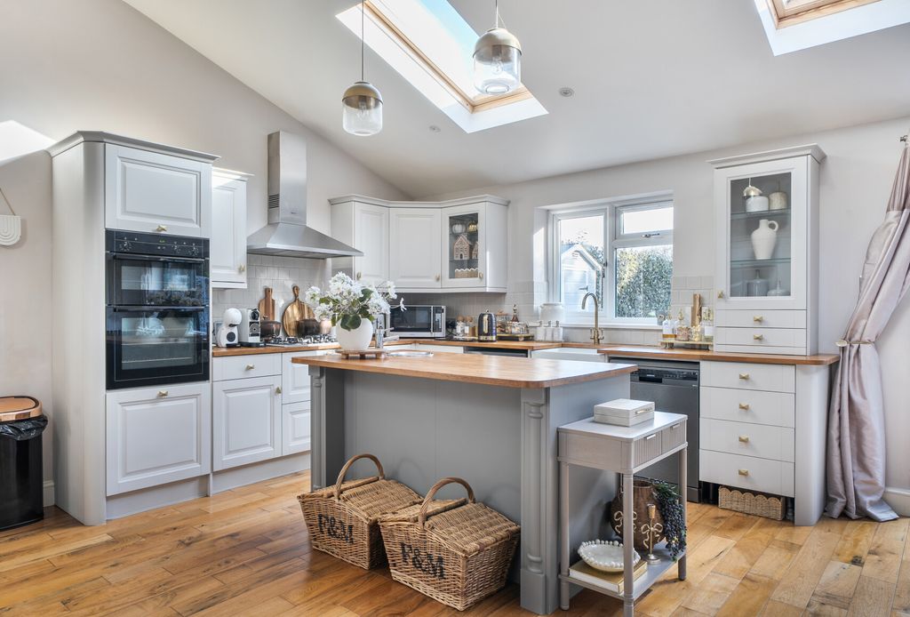 Property photo 1 of 20 1399954-11-6979Fd...