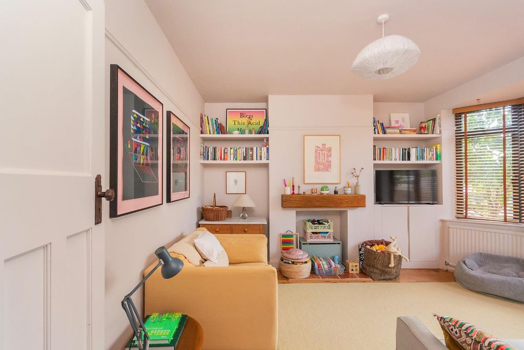 Property photo 3 of 38 1P4H2Sg - Living Room D.Jpg