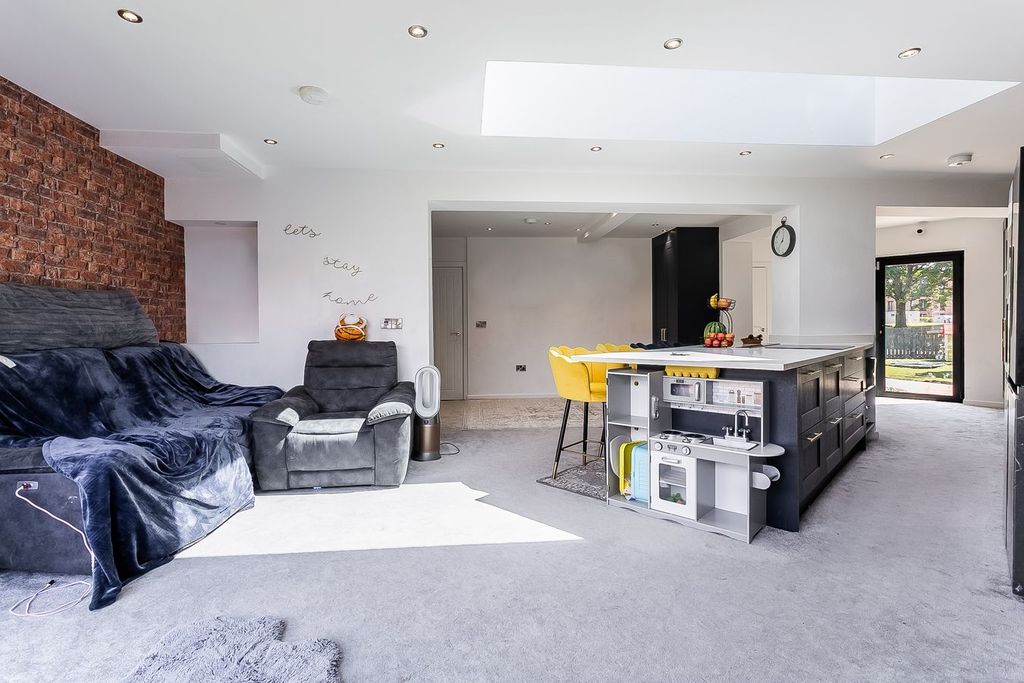 Property photo 3 of 33