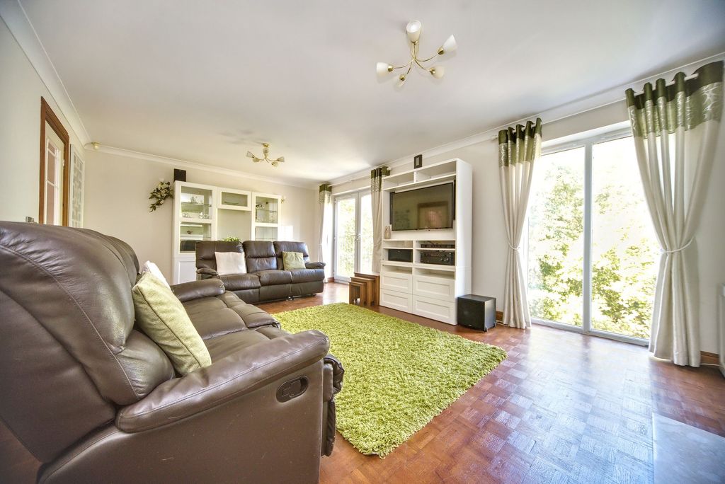 Property photo 2 of 31