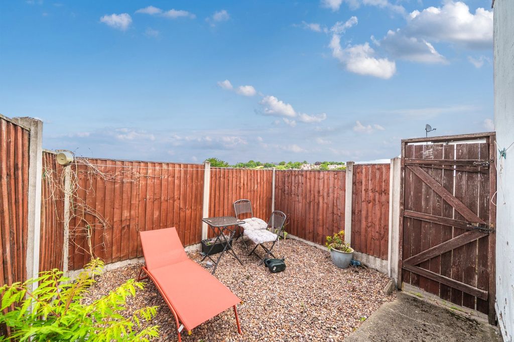 Property photo 2 of 17 Garden