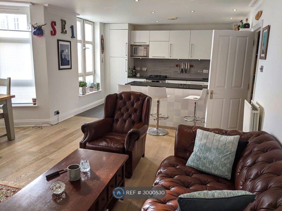 Property photo 2 of 16 Lounge Daytime