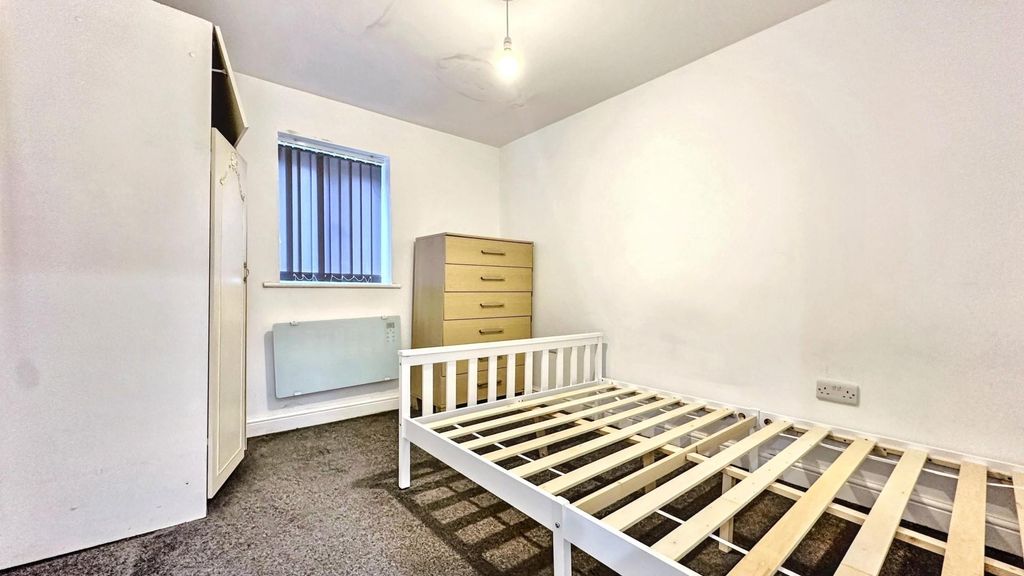 Property photo 1 of 5 Bright Bedroom With Ample Storage And Double Bed...